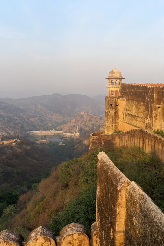 The walls of Jaigarh Fort running along a ridge in the hills above Amer