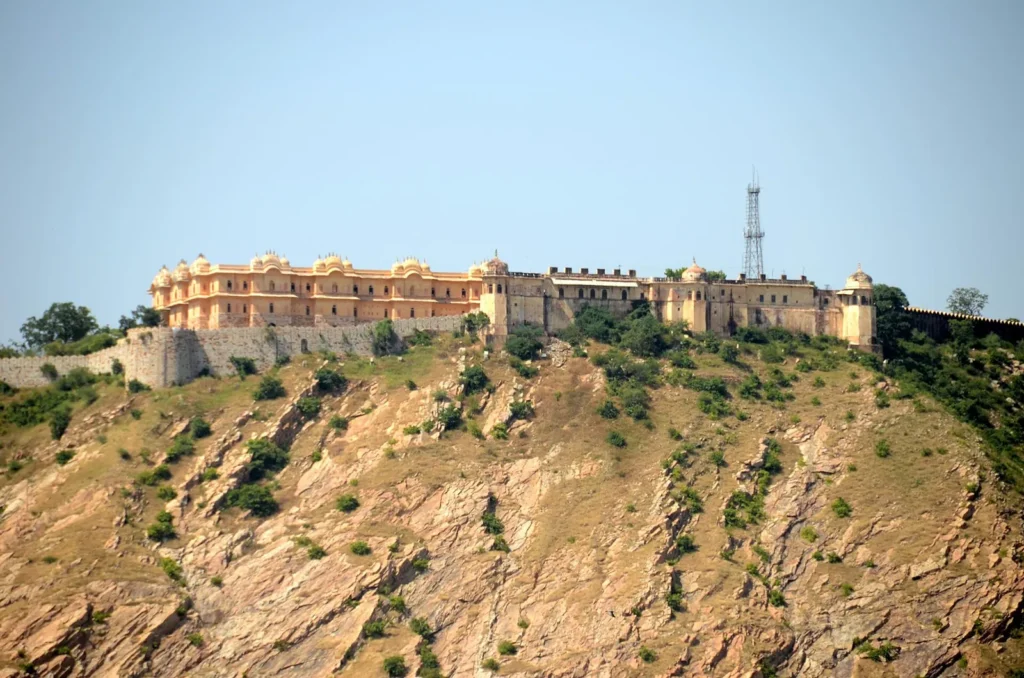 Long yellow walls of Nahargarh Fort along the top of a rocky Aravalli ridge