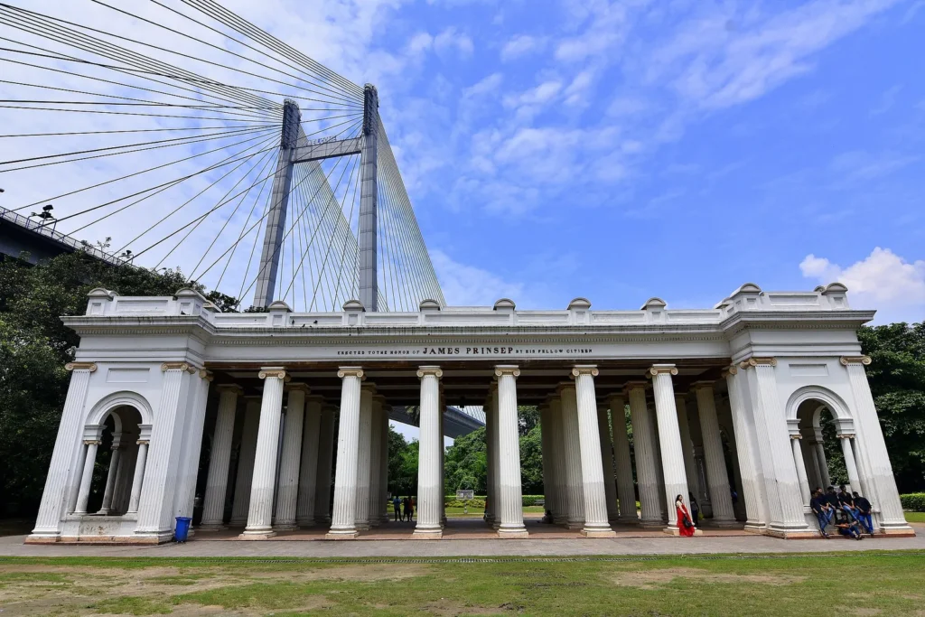 White colonnaded Prinsep Memorial with the Vidyasagar Setu cable bridge behind